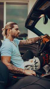 One of maluma's most famous hairstyles, the 11pm star grew his hair out and wore it in a man bun in 2018, causing fans around the world to swoon. Maluma Via Instagram Stories Long Hair Styles Men Man Bun Hairstyles Hair And Beard Styles