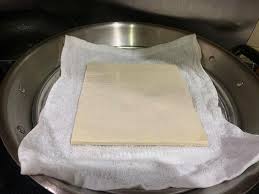 Cara nak lembutkan kulit popia yang keras atau kering setelah lama disimpan dalam peti sejuk beku (freezer) atau diletakkan di luar terlalu lama. Cara Lembutkan Semula Kulit Popia Yang Keras Resepi Bonda