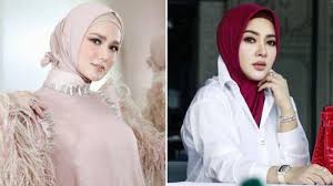 Adik perempuan artis syahrini yang juga manajernya, aisyahrani, memutuskan untuk menutup aurat dengan berhijab setelah menikah. Isi Kiriman Incess Syahrini Bikin Istri Ahmad Dhani Ucapkan Hal Ini Perlakuan Syahrini Pada Mulan Jameela Terekam