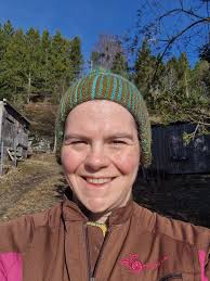 Hi, everybody! I am a 48 yo dull woman who wants no more than go to work  (researcher/social scientist) and then go home to my farm and rest, work  out alone in