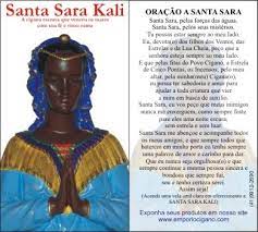 Tocam os violinos, caem as moedas, dançam as ciganas de pés descalços em volta da fogueira, vem o cheiro forte dos perfumes ciganos, as palmas batendo, louvando o povo de santa. Santa Sara Kali Religiao Esoterismo E Curiosidades
