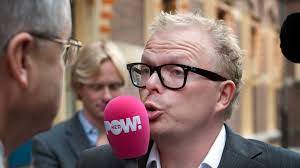 Hij kreeg bekendheid als verslaggever voor de website geenstijl en de publieke omroep powned. Jongeren Belagen Geenstijl Verslaggever Nos
