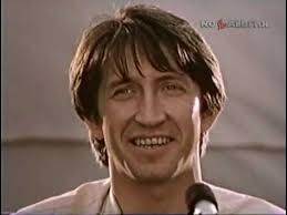 как здорово что все мы здесь сегодня собрались ноты Izgib Gitary Zhyoltoj Ty Obnimaesh Nezhno Struna Oskolkom Eha Pronzit Tuguyu Vys Kachnyotsya Kupol Neba Bolshoj I Zvyozdno Snezhnyj Kak Zdorovo Chto Vse My Pesni