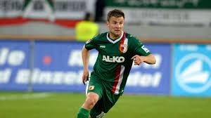 Ihm gegenüber moritz leitner, ein gewiefter offensivzweikämpfer, der den schmächtigen körper mitunter wunderbar zwischen ball und gegner bringt, aber eben auch ein spieler, dessen defensivverhalten bei standardsituationen nicht selten jenem entspricht, das ich aus gut dreißigjähriger erfahrung von mir selbst kenne: Daniel Baier Fc Augsburg Im Tz Interview Fahren Nach Munchen Um Was Zu Holen Fussball