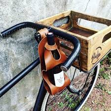 Maintenant Que J Ai Un Velo Il Va Falloir Que J Investisse Dans Un Porte Bouteilles La Bouclee Beauxvins In 2020 Bags Camera Bag