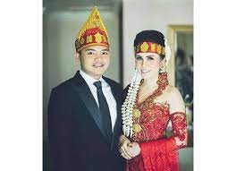 Kali ini aku mau nulis review pengalamanku menjahit kebaya pengantin di cikross. Kebaya Pengantin Batak Warna Gold Serba Pengantin