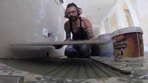 Autre couleur classique mais tout aussi chic, le noir.il peut d'ailleurs être associé à des carreaux blancs pour créer un effet de carrelage géométrique. Carrelage Decoration Et Demonstration Youtube