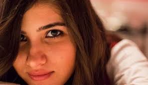 Özgecan aslan (20 yaşında) hayatının baharında bir üniversite öğrencisiydi.mersin'in tarsus ilçesinde evine doğru gitmek üzere bindiği minibüste bıçaklanıp öldürüldükten sonra da yakılmıştır. Three Go On Trial Over Turkish Student S Murder
