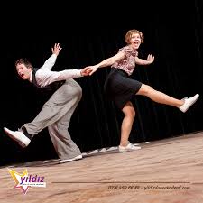 Lindy Hop Ile Eglenin Eglendirin Lindy Hop Dersleri Herkesin Pozitif Yonunu Gelistirecek Jazz Muzigi Esliginde Atilan Ri Swing Dance Swing Dancing Lindy Hop