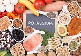 Vediamo insieme i sintomi di livelli troppo alti o troppo bassi di potassio, cosa fare e quali alimenti lo contengono in quanità rilevanti. Alimenti Ricchi Di Potassio Quali Sono E Perche Sono Importanti Vivipuro It