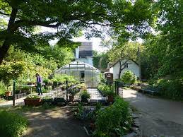 Sie blühen nicht neben den weißen hyazinthen blühen in finkens garten noch viele weitere farbintensive blumen. Finkens Garten Bei Rodenkirchen Objektansicht