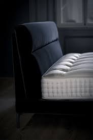 pin van de nachtwacht boxsprings be op bedden bed donkere slaapkamer slaapkamer