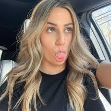 Nicole Hundertmark's Instagram, Twitter & Facebook