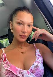 Las zapatillas de Bella Hadid o el calzado cómodo que funciona con todos  los pantalones de tendencia