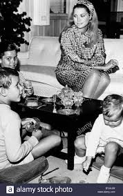 During the summer of 1947 she set sail for england with the years preceding and after the death of princess grace were not kind to the family Prinzessin Grace Kelly Mit Kindern Caroline Albert Und Stephanie 1966 Stockfotografie Alamy