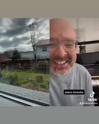 Gakk tú tryggur fram við góðum treysti av fløguni "Stjørnuløtur, kærleikin  gloymir ei" Orð: Hans Andrias Djurhuus Lag: Jógvan á Lakjuni Tónleikari:  Jeff...