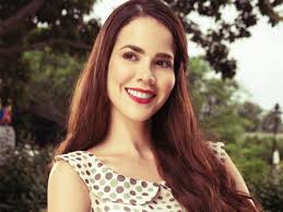 Este es el presentador con el que contrajo matrimonio Laura León,  protagonista de 'Rojo Carmesí'