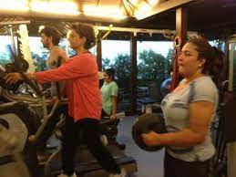 As the video begins, pinky roshan can be seen working out along with her trainer and after completing a set, she gracefully dances to 'jugraafiya'. Hrithik Roshan Pinky Roshan Sunaina Roshan Spotted In The Gym Oneshotoneplace Com Osop