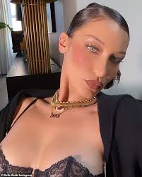 Bella hadid made several cameos in her ex the weeknd's instagram stories this weekend at lollapalooza in chicago. Bella Hadid Shows Off Her Assets In A Black Lace Bra As She Says Baby You Remind Me Of My Dreams Aktuelle Boulevard Nachrichten Und Fotogalerien Zu Stars Sternchen