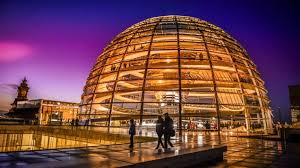 Das gebäude steht mitten in berlin. Vor 20 Jahren Vom Reichstagsgebaude Zum Bundestag Archiv