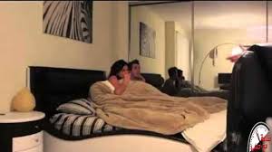 الفاجره بتخونى على سريرى زوج يصور زوجته فيديو وهى فى حضن عشيقها ولولا الجيران كان شرب من دمها Youtube