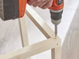 Fabriquer Une Cloison Ajouree En Tasseaux De Bois Avec Un Coffre Integre Leroy Merlin Tasseau Bois Cloison Claustra Bois Interieur