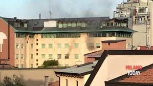 Milano, incendio in un palazzo di 15 piani. Incendio A Sud Di Milano Palazzina Evacuata I Residenti Chiedevano Aiuto Dalle Finestre