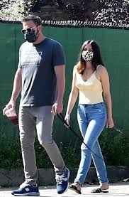 Daniel craig, rami malek, ana de armas | 2020. Ana De Armas Updates On Twitter Ana De Armas Ben Affleck Are Back By Popular Demand To Walking Their Dogs Together In Los Angeles April 28 2020 Https T Co Colohij9t2