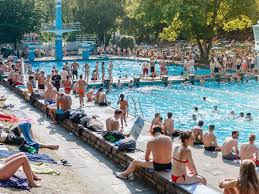 Coronavirus Freibad Was Experten Zu Einer Ansteckung Im Wasser Sagen Service