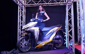 Tentunya kehadiran yamaha aerox 155 akan dibanding bandingkan dengan honda vario 150 yang lebih dulu beredar… memang dari segi harga sendiri pernah iseng adu drag kecil kecilan antara yamaha nmax 155 vs honda vario 150, jelas yamaha nmax 155 ngacir jauh banget meninggalkan. Susah Sangat Nak Dapat Nvx Nah Beli Honda Vario 150 Bermula Rm7 199 Seunit Mekanika