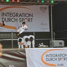 Budo, uluslararası sertifikalı kuruluşlarınca alınmış güvenli alan sertifikasına sahip ve fiziksel mesafe koşullarına uygun olacak şekilde hizmet vermektedir. Integration Wydad Budo Fitness Frankfurt E V