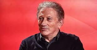 Michel drucker, le plus animateur du paysage audiovisuel français, refuse de révéler son salaire, le taulier de la télévision met les choses au clair.#mich. L Enorme Salaire Mensuel De Michel Drucker Et Ses Sources De Revenus Reveles