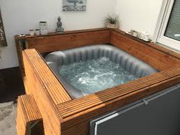 Jacuzzi einbau mit wasserspiel kombiniert. Aufblasbarer Outdoor Whirlpool Auf Terrasse Balkon Mit Verkleidung Isolierung