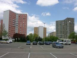 The population in 1972 was 51,600 and in 1981 was more than 93,000. Halle Neustadt Wiktionary