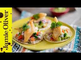 Para hacer los tacos, dividimos la masa en cuatro bolas y las aplastamos dejánsolas finas. Fantastic Fish Tacos Video Jamie Oliver