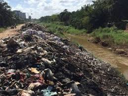 Bukan saja di sungai akibat kurangnya tpa mengakibatkan masyarakat sampah ke selokan, kali dan dilautan. Sampah Haram Di Tebing Sungai Tebrau Terbakar