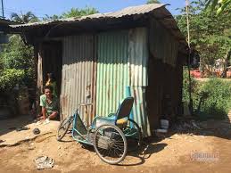 Cha ngồi xe lăn cùng 2 con nhỏ sống trong căn nhà chuồng gà giữa Sài Gòn