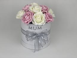 We have also designed a selection of cardboard pieces that go perfectly with your most special plant pots and flowers. Artificial Flowers Gift Hat Box Medium Foam Roses
