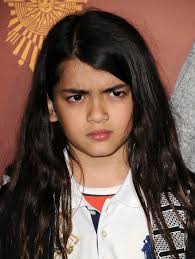 Con trai út của huyền thoại Michael Jackson từng suýt bị cha đánh rơi ngoài  ban công sau 16 năm lại có cuộc sống cô độc đến đáng thương