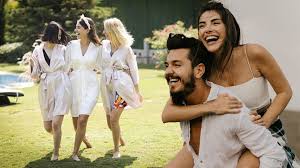 Oyuncu deniz baysal ile barış yurtçu, i̇zmir'de gerçekleşecek törenle nikah masasına oturacak. Deniz Baysal Ve Kolpa Grubunun Solisti Baris Yurtcu Evlendi