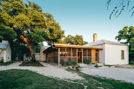 As well as a house, a studio was needed for the recently established architectural practice. Hopkins House Davis Architecture