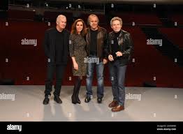 Ana Belén y Joan Manuel Serrat en el concierto 'Mucho más que dos'. Palacio  de Deportes de Gijón, 1994 Stock Photo