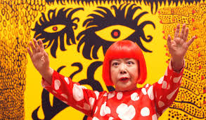 Murió a los 97 años la artista japonesa Yayoi Kusama; hizo de los lunares y redes su sello personal