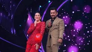 Age, height, weight, family, biography, wiki & more. Karisma Kapoor Lip Syncs To Pyar Kar With Arunita Kanjilal And Shakes A Leg With Aditya Narayan On Indian Idol 12 Bollywood News Bollywood Hungama