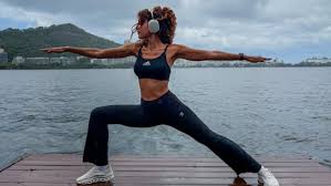 Gabriela Loran, de 'Três Graças', mostra flexibilidade ao praticar yoga: 'Fluindo além'