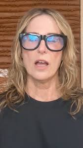 Before Diana joined my Artists Accelerator Programme, she had little  direction in terms of how to grow her art business. She often felt like she  was floundering around not knowing where to focus her ...