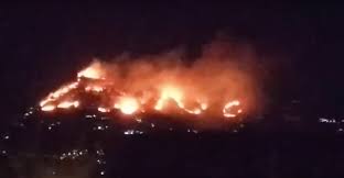 Al momento l'inchiesta sulle cause del rogo, coordinata dal pm christine von borries e nella quale è ipotizzato il reato di. Il Grande Incendio Intorno A Monreale Vicino A Palermo Il Post