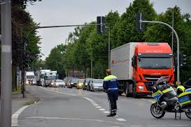 Kollision Von Motorrad Und Fahrrad Zwei Schwerverletzte Nach Unfall Auf Der Weseler Strasse Munster Westfalische Nachrichten