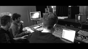 Von der straße ins studio oder einfach kurz vdsis ist als soziales projekt gestartet worden um kinder und jugendliche von der straße zu holen und ihre kreativen möglichkeiten mittels musik, tanz, medialen techniken zu fördern und ihnen somit ein medium zu geben in dem sie sich ausdrücken und austoben können.somit ist vdsis ein projekt, von… Kamyar Dzeko Im Studio Vdsis Von Der Strasse Ins Studio Youtube