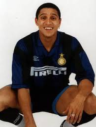 Roberto carlos singer music singing amigo, singing, microphone, public relations png. 36 Roberto Ideas Roberto Carlos Roberto Soccer Players